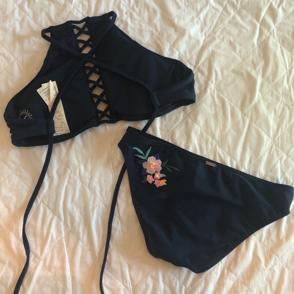 Bikini - Picture 2 of 3